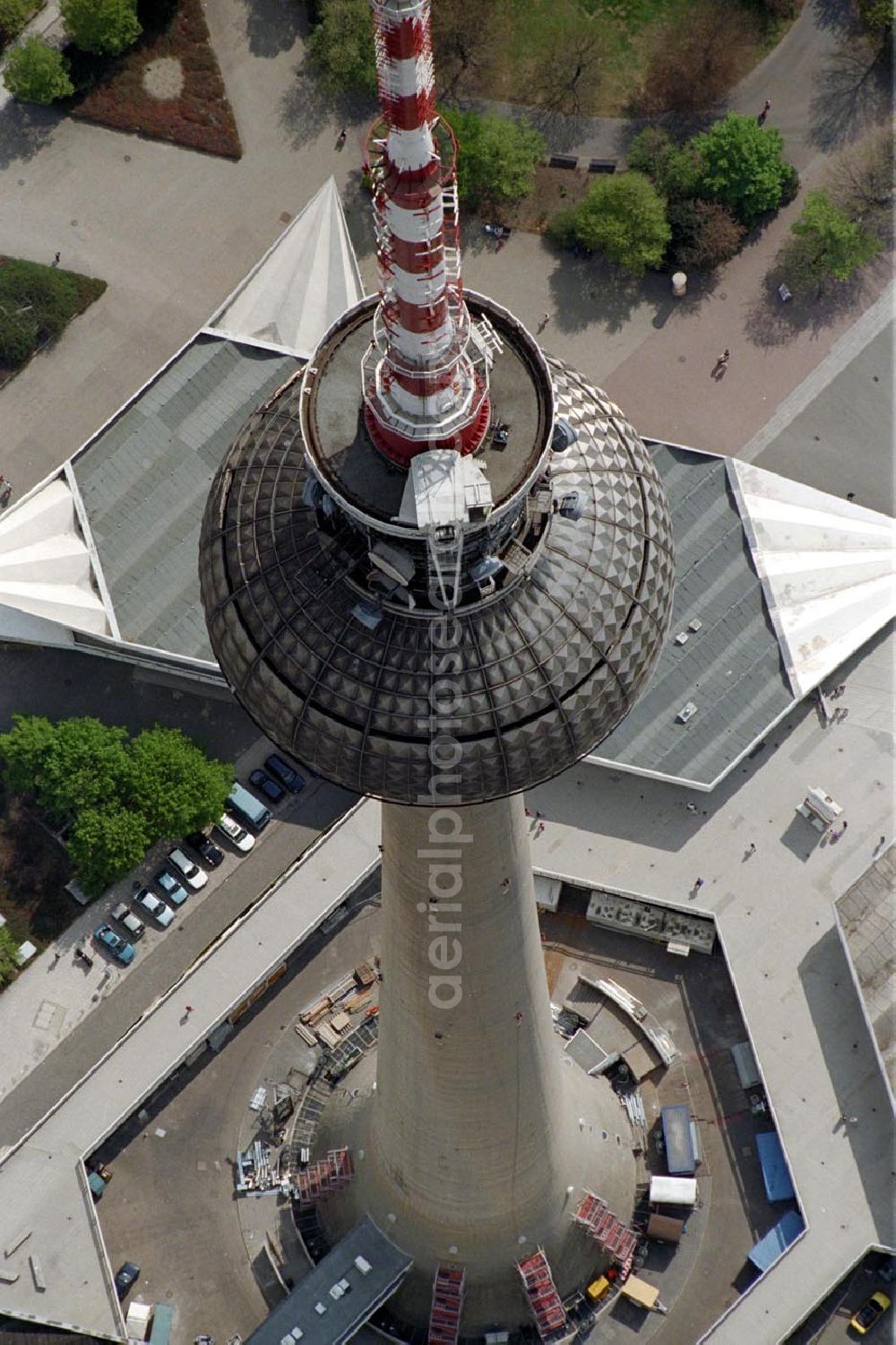 Berlin from above - Berliner Fernsehturm im Winter 1995