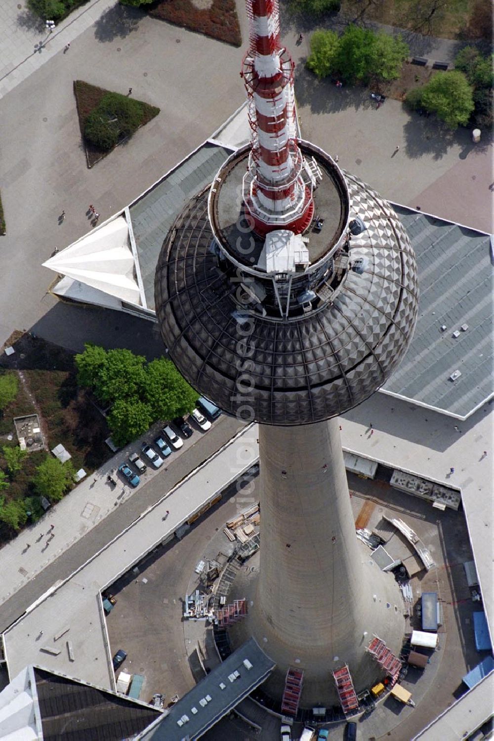 Berlin from the bird's eye view: Berliner Fernsehturm im Winter 1995