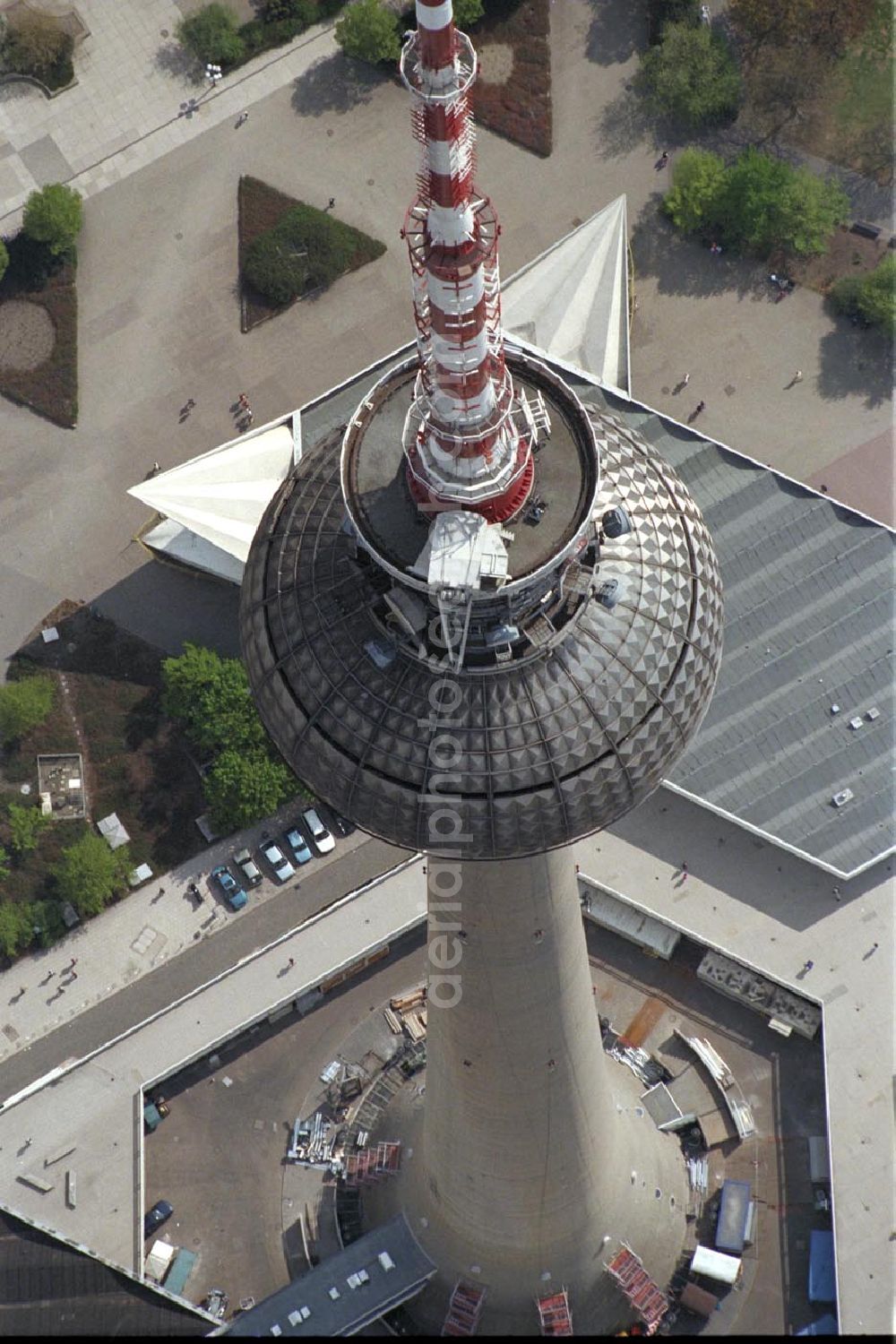 Berlin from above - Berliner Fernsehturm im Winter 1995