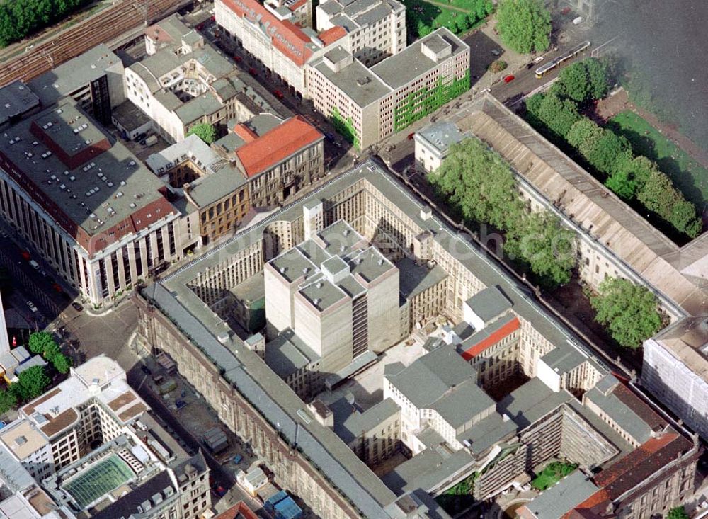 Berlin from above - Berliner Humboldt - Universität mit dem Neubau der Zentralen Universitätsbibliothek im Innenhof BERLIN 16.Mai 2002