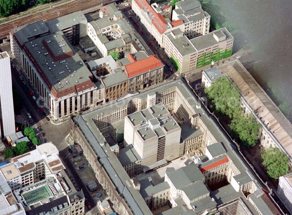 Berlin from the bird's eye view: Berliner Humboldt - Universität mit dem Neubau der Zentralen Universitätsbibliothek im Innenhof BERLIN 16.Mai 2002