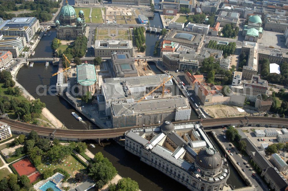 Aerial image Berlin - Blick auf die Berliner Museumsinsel. Die Berliner Museumsinsel ist die nördliche Spitze der Spreeinsel im Zentrum Berlins. Sie ist historisch die Keimzelle der Berliner Museumslandschaft und mit ihren Museen heute ein vielbesuchter touristischer Anlaufpunkt und einer der wichtigsten Museumskomplexe der Welt. Seit 1999 gehört die Museumsinsel als weltweit einzigartiges bauliches und kulturelles Ensemble dem Weltkulturerbe der UNESCO an.