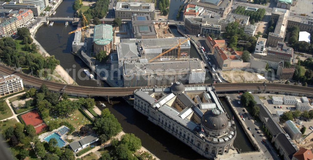 Aerial photograph Berlin - Blick auf die Berliner Museumsinsel. Die Berliner Museumsinsel ist die nördliche Spitze der Spreeinsel im Zentrum Berlins. Sie ist historisch die Keimzelle der Berliner Museumslandschaft und mit ihren Museen heute ein vielbesuchter touristischer Anlaufpunkt und einer der wichtigsten Museumskomplexe der Welt. Seit 1999 gehört die Museumsinsel als weltweit einzigartiges bauliches und kulturelles Ensemble dem Weltkulturerbe der UNESCO an.