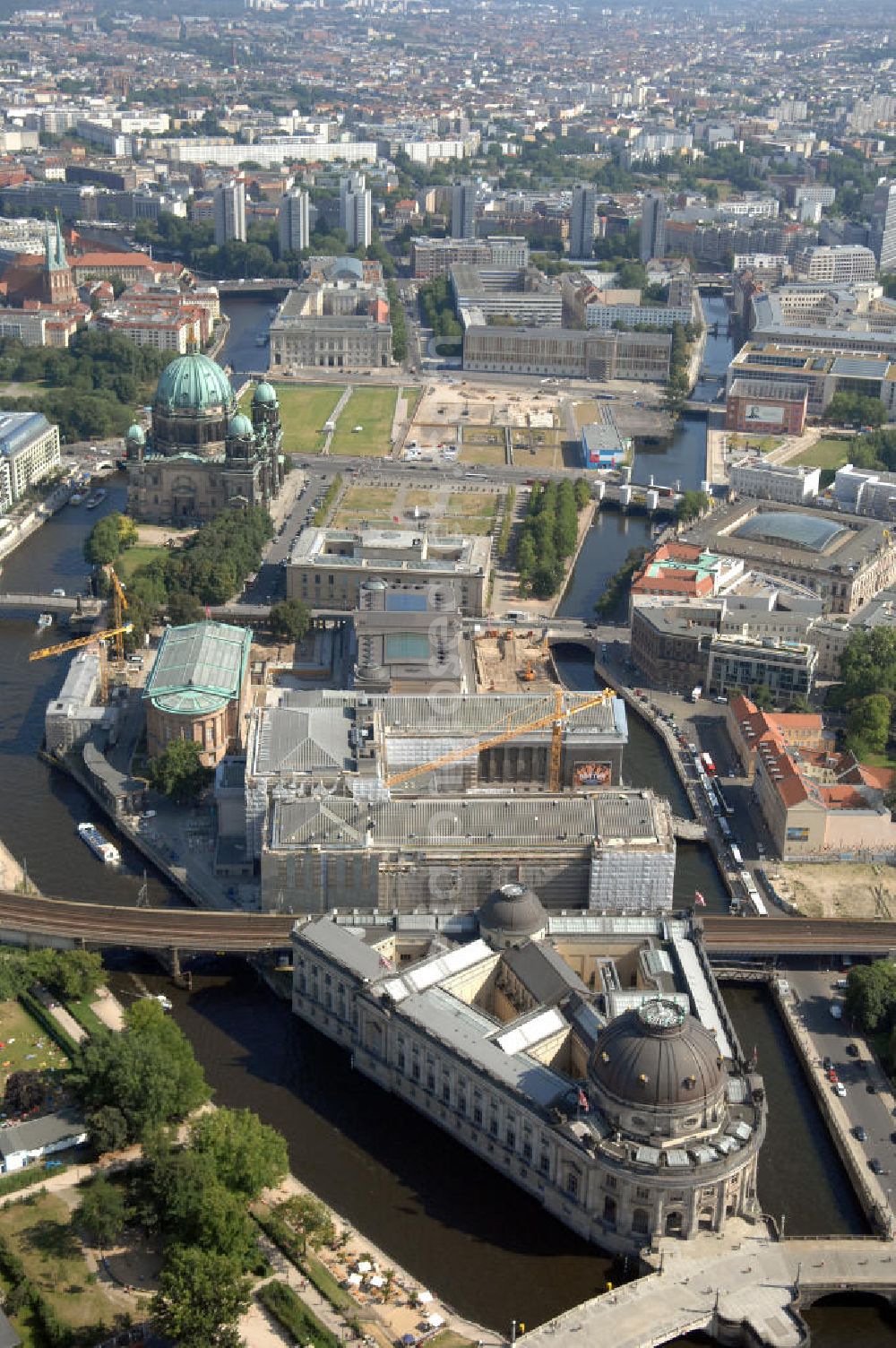 Berlin from above - Blick auf die Berliner Museumsinsel. Die Berliner Museumsinsel ist die nördliche Spitze der Spreeinsel im Zentrum Berlins. Sie ist historisch die Keimzelle der Berliner Museumslandschaft und mit ihren Museen heute ein vielbesuchter touristischer Anlaufpunkt und einer der wichtigsten Museumskomplexe der Welt. Seit 1999 gehört die Museumsinsel als weltweit einzigartiges bauliches und kulturelles Ensemble dem Weltkulturerbe der UNESCO an.