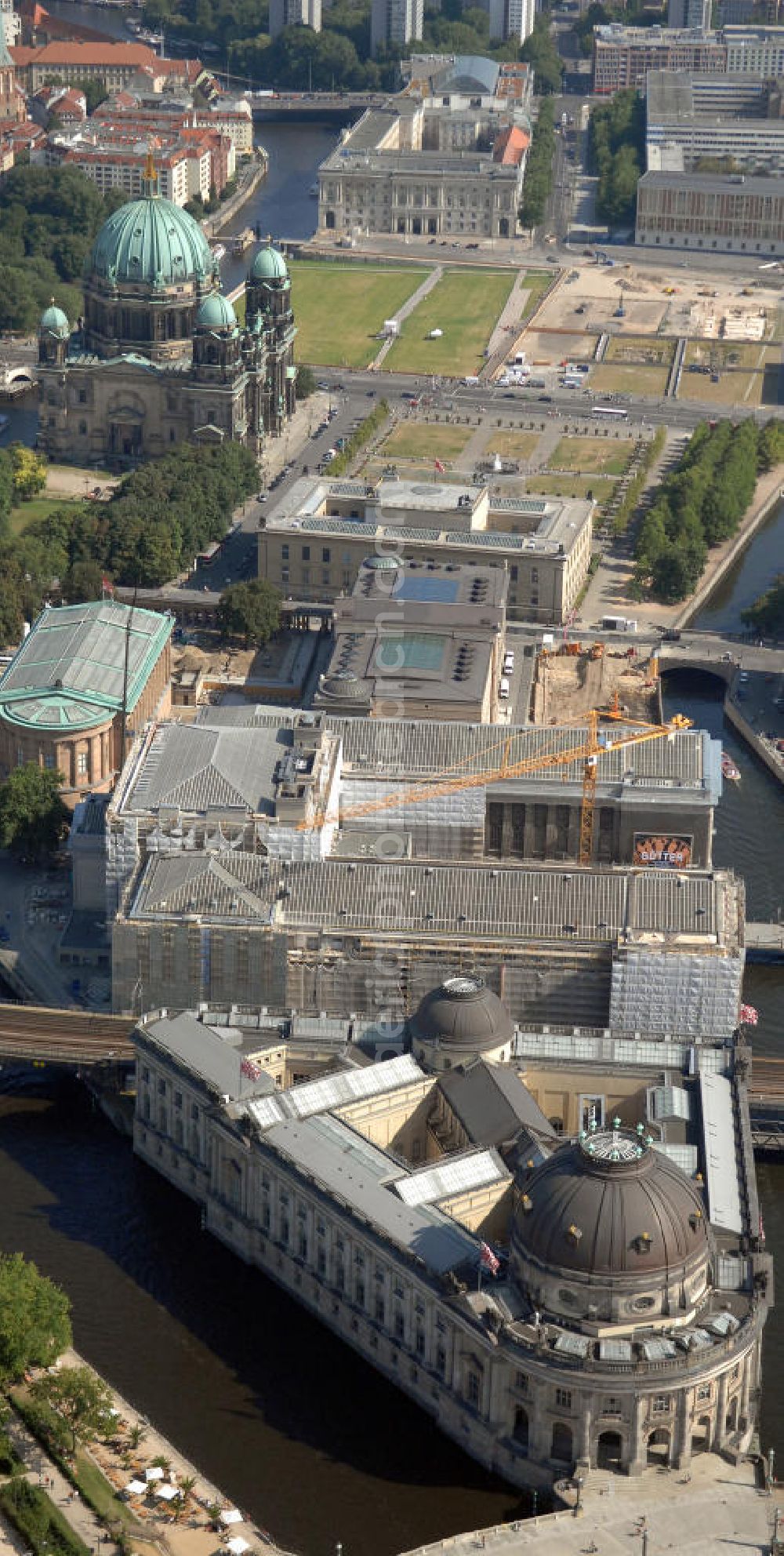 Berlin from the bird's eye view: Blick auf die Berliner Museumsinsel. Die Berliner Museumsinsel ist die nördliche Spitze der Spreeinsel im Zentrum Berlins. Sie ist historisch die Keimzelle der Berliner Museumslandschaft und mit ihren Museen heute ein vielbesuchter touristischer Anlaufpunkt und einer der wichtigsten Museumskomplexe der Welt. Seit 1999 gehört die Museumsinsel als weltweit einzigartiges bauliches und kulturelles Ensemble dem Weltkulturerbe der UNESCO an.