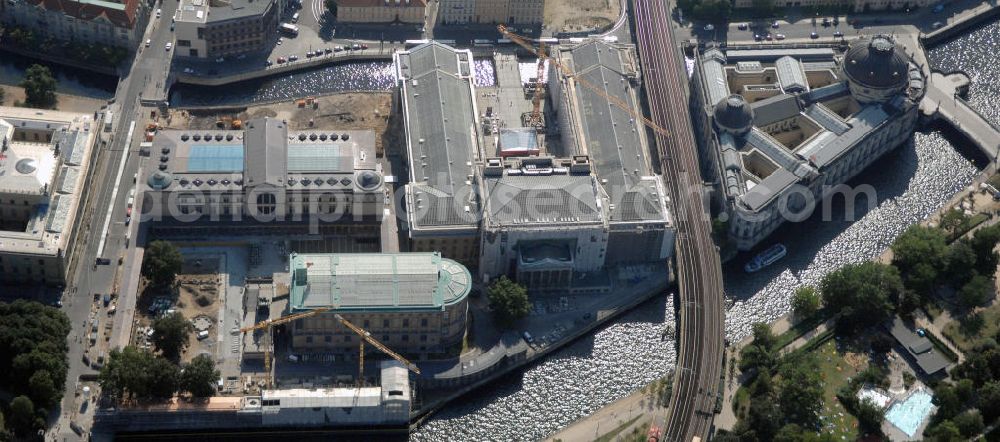 Aerial image Berlin - Blick auf die Berliner Museumsinsel. Die Berliner Museumsinsel ist die nördliche Spitze der Spreeinsel im Zentrum Berlins. Sie ist historisch die Keimzelle der Berliner Museumslandschaft und mit ihren Museen heute ein vielbesuchter touristischer Anlaufpunkt und einer der wichtigsten Museumskomplexe der Welt. Seit 1999 gehört die Museumsinsel als weltweit einzigartiges bauliches und kulturelles Ensemble dem Weltkulturerbe der UNESCO an.