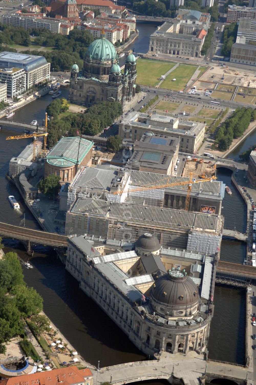 Aerial photograph Berlin - Blick auf die Berliner Museumsinsel. Die Berliner Museumsinsel ist die nördliche Spitze der Spreeinsel im Zentrum Berlins. Sie ist historisch die Keimzelle der Berliner Museumslandschaft und mit ihren Museen heute ein vielbesuchter touristischer Anlaufpunkt und einer der wichtigsten Museumskomplexe der Welt. Seit 1999 gehört die Museumsinsel als weltweit einzigartiges bauliches und kulturelles Ensemble dem Weltkulturerbe der UNESCO an.