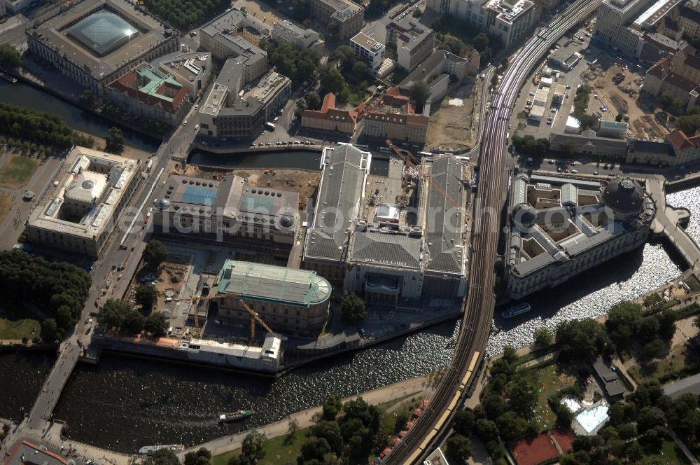 Berlin from above - Blick auf die Berliner Museumsinsel. Die Berliner Museumsinsel ist die nördliche Spitze der Spreeinsel im Zentrum Berlins. Sie ist historisch die Keimzelle der Berliner Museumslandschaft und mit ihren Museen heute ein vielbesuchter touristischer Anlaufpunkt und einer der wichtigsten Museumskomplexe der Welt. Seit 1999 gehört die Museumsinsel als weltweit einzigartiges bauliches und kulturelles Ensemble dem Weltkulturerbe der UNESCO an.