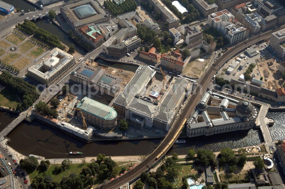 Berlin from the bird's eye view: Blick auf die Berliner Museumsinsel. Die Berliner Museumsinsel ist die nördliche Spitze der Spreeinsel im Zentrum Berlins. Sie ist historisch die Keimzelle der Berliner Museumslandschaft und mit ihren Museen heute ein vielbesuchter touristischer Anlaufpunkt und einer der wichtigsten Museumskomplexe der Welt. Seit 1999 gehört die Museumsinsel als weltweit einzigartiges bauliches und kulturelles Ensemble dem Weltkulturerbe der UNESCO an.