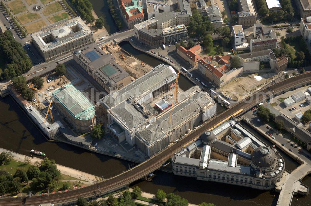 Aerial image Berlin - Blick auf die Berliner Museumsinsel. Die Berliner Museumsinsel ist die nördliche Spitze der Spreeinsel im Zentrum Berlins. Sie ist historisch die Keimzelle der Berliner Museumslandschaft und mit ihren Museen heute ein vielbesuchter touristischer Anlaufpunkt und einer der wichtigsten Museumskomplexe der Welt. Seit 1999 gehört die Museumsinsel als weltweit einzigartiges bauliches und kulturelles Ensemble dem Weltkulturerbe der UNESCO an.