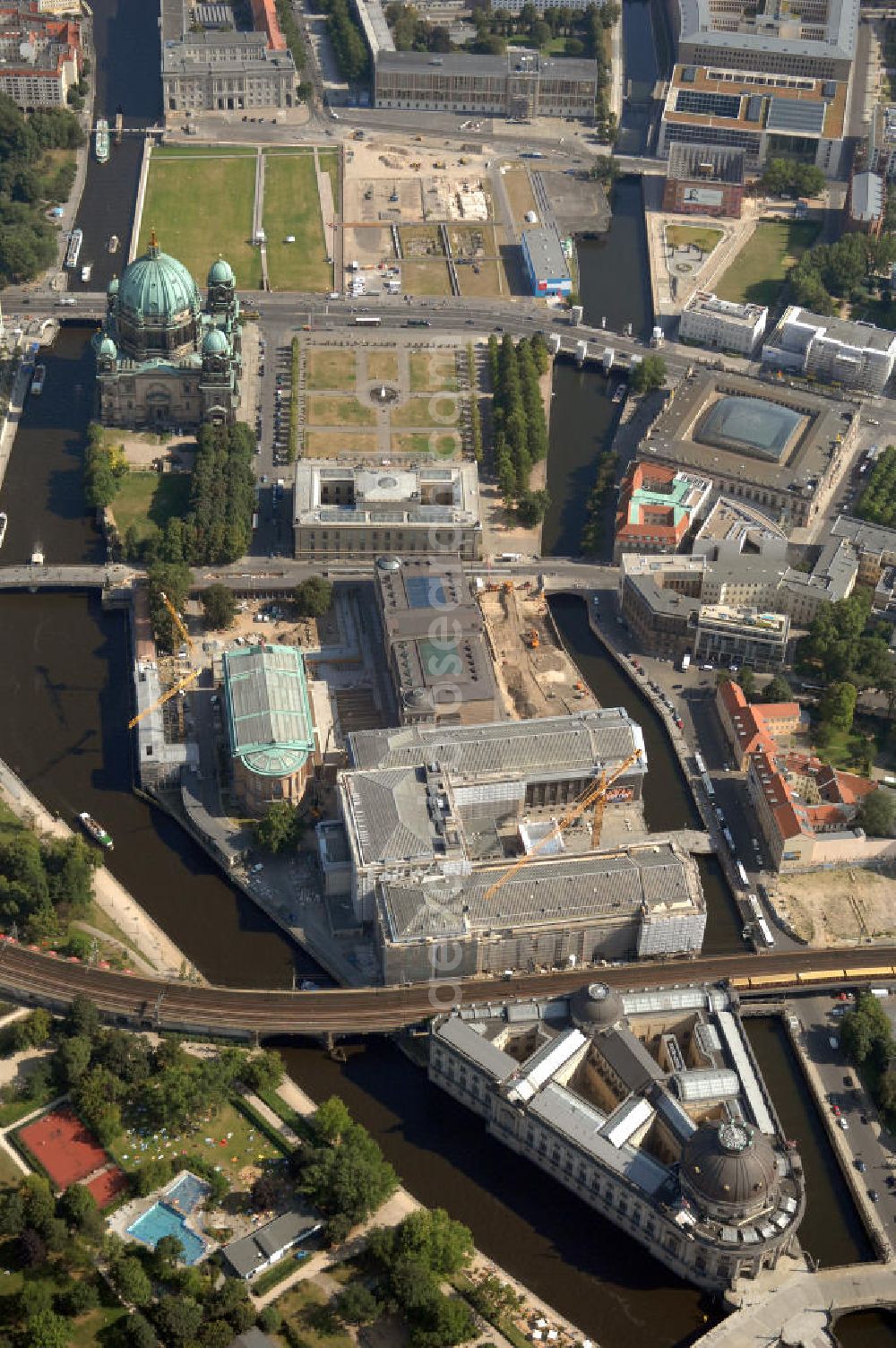 Aerial photograph Berlin - Blick auf die Berliner Museumsinsel. Die Berliner Museumsinsel ist die nördliche Spitze der Spreeinsel im Zentrum Berlins. Sie ist historisch die Keimzelle der Berliner Museumslandschaft und mit ihren Museen heute ein vielbesuchter touristischer Anlaufpunkt und einer der wichtigsten Museumskomplexe der Welt. Seit 1999 gehört die Museumsinsel als weltweit einzigartiges bauliches und kulturelles Ensemble dem Weltkulturerbe der UNESCO an.