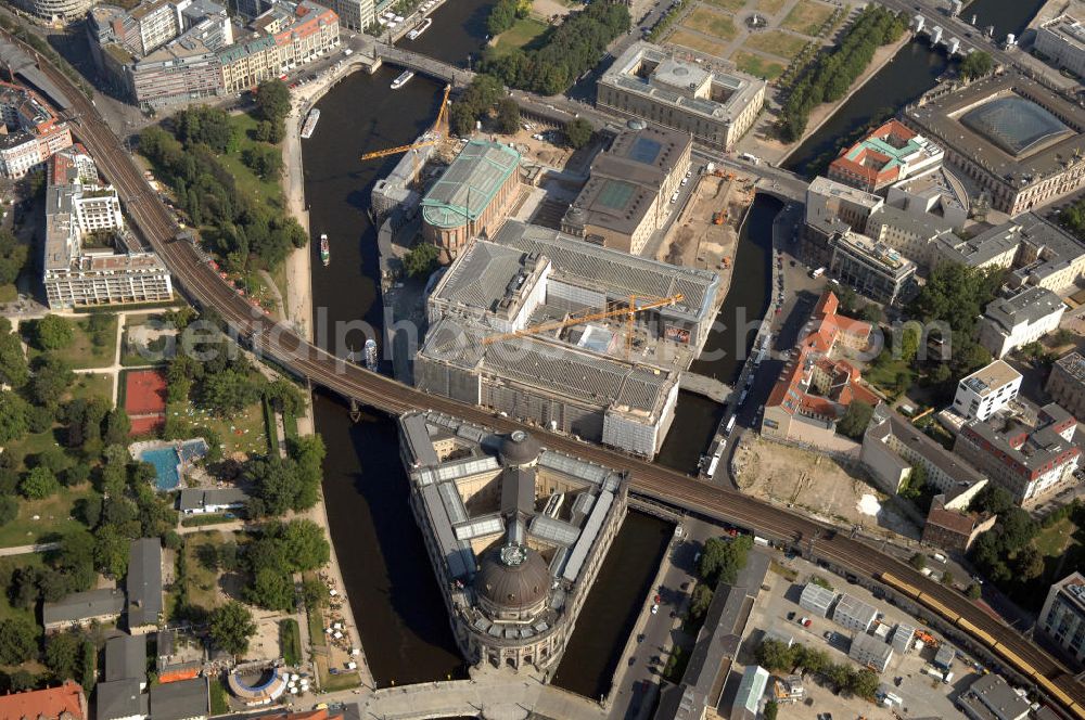 Berlin from above - Blick auf die Berliner Museumsinsel. Die Berliner Museumsinsel ist die nördliche Spitze der Spreeinsel im Zentrum Berlins. Sie ist historisch die Keimzelle der Berliner Museumslandschaft und mit ihren Museen heute ein vielbesuchter touristischer Anlaufpunkt und einer der wichtigsten Museumskomplexe der Welt. Seit 1999 gehört die Museumsinsel als weltweit einzigartiges bauliches und kulturelles Ensemble dem Weltkulturerbe der UNESCO an.