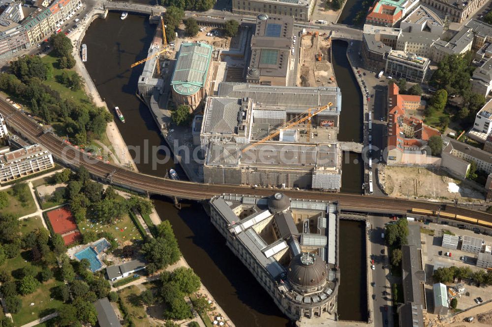 Berlin from the bird's eye view: Blick auf die Berliner Museumsinsel. Die Berliner Museumsinsel ist die nördliche Spitze der Spreeinsel im Zentrum Berlins. Sie ist historisch die Keimzelle der Berliner Museumslandschaft und mit ihren Museen heute ein vielbesuchter touristischer Anlaufpunkt und einer der wichtigsten Museumskomplexe der Welt. Seit 1999 gehört die Museumsinsel als weltweit einzigartiges bauliches und kulturelles Ensemble dem Weltkulturerbe der UNESCO an.