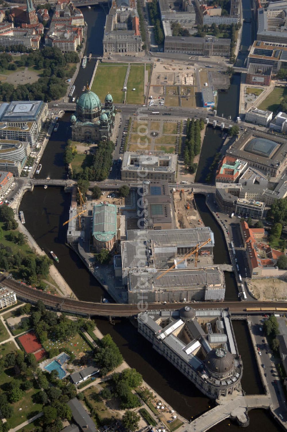 Aerial image Berlin - Blick auf die Berliner Museumsinsel. Die Berliner Museumsinsel ist die nördliche Spitze der Spreeinsel im Zentrum Berlins. Sie ist historisch die Keimzelle der Berliner Museumslandschaft und mit ihren Museen heute ein vielbesuchter touristischer Anlaufpunkt und einer der wichtigsten Museumskomplexe der Welt. Seit 1999 gehört die Museumsinsel als weltweit einzigartiges bauliches und kulturelles Ensemble dem Weltkulturerbe der UNESCO an.