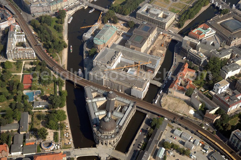 Aerial photograph Berlin - Blick auf die Berliner Museumsinsel. Die Berliner Museumsinsel ist die nördliche Spitze der Spreeinsel im Zentrum Berlins. Sie ist historisch die Keimzelle der Berliner Museumslandschaft und mit ihren Museen heute ein vielbesuchter touristischer Anlaufpunkt und einer der wichtigsten Museumskomplexe der Welt. Seit 1999 gehört die Museumsinsel als weltweit einzigartiges bauliches und kulturelles Ensemble dem Weltkulturerbe der UNESCO an.