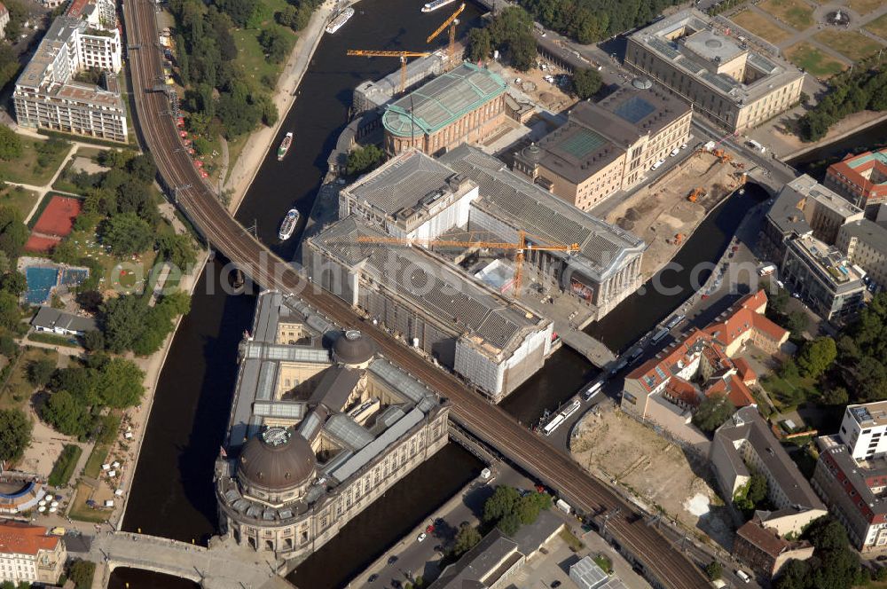 Berlin from above - Blick auf die Berliner Museumsinsel. Die Berliner Museumsinsel ist die nördliche Spitze der Spreeinsel im Zentrum Berlins. Sie ist historisch die Keimzelle der Berliner Museumslandschaft und mit ihren Museen heute ein vielbesuchter touristischer Anlaufpunkt und einer der wichtigsten Museumskomplexe der Welt. Seit 1999 gehört die Museumsinsel als weltweit einzigartiges bauliches und kulturelles Ensemble dem Weltkulturerbe der UNESCO an.