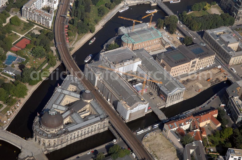 Berlin from the bird's eye view: Blick auf die Berliner Museumsinsel. Die Berliner Museumsinsel ist die nördliche Spitze der Spreeinsel im Zentrum Berlins. Sie ist historisch die Keimzelle der Berliner Museumslandschaft und mit ihren Museen heute ein vielbesuchter touristischer Anlaufpunkt und einer der wichtigsten Museumskomplexe der Welt. Seit 1999 gehört die Museumsinsel als weltweit einzigartiges bauliches und kulturelles Ensemble dem Weltkulturerbe der UNESCO an.