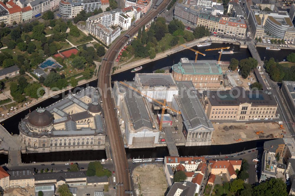 Aerial image Berlin - Blick auf die Berliner Museumsinsel. Die Berliner Museumsinsel ist die nördliche Spitze der Spreeinsel im Zentrum Berlins. Sie ist historisch die Keimzelle der Berliner Museumslandschaft und mit ihren Museen heute ein vielbesuchter touristischer Anlaufpunkt und einer der wichtigsten Museumskomplexe der Welt. Seit 1999 gehört die Museumsinsel als weltweit einzigartiges bauliches und kulturelles Ensemble dem Weltkulturerbe der UNESCO an.