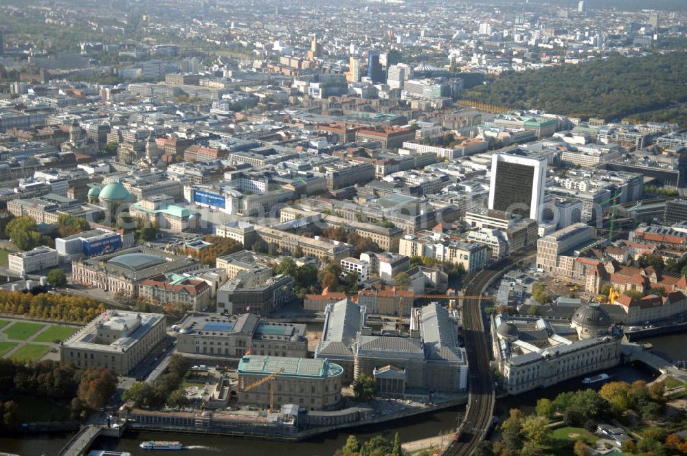 Aerial image Berlin - Blick auf die Berliner Museumsinsel. Die Berliner Museumsinsel ist die nördliche Spitze der Spreeinsel im Zentrum Berlins. Sie ist historisch die Keimzelle der Berliner Museumslandschaft und mit ihren Museen heute ein vielbesuchter touristischer Anlaufpunkt und einer der wichtigsten Museumskomplexe der Welt. Seit 1999 gehört die Museumsinsel als weltweit einzigartiges bauliches und kulturelles Ensemble dem Weltkulturerbe der UNESCO an.