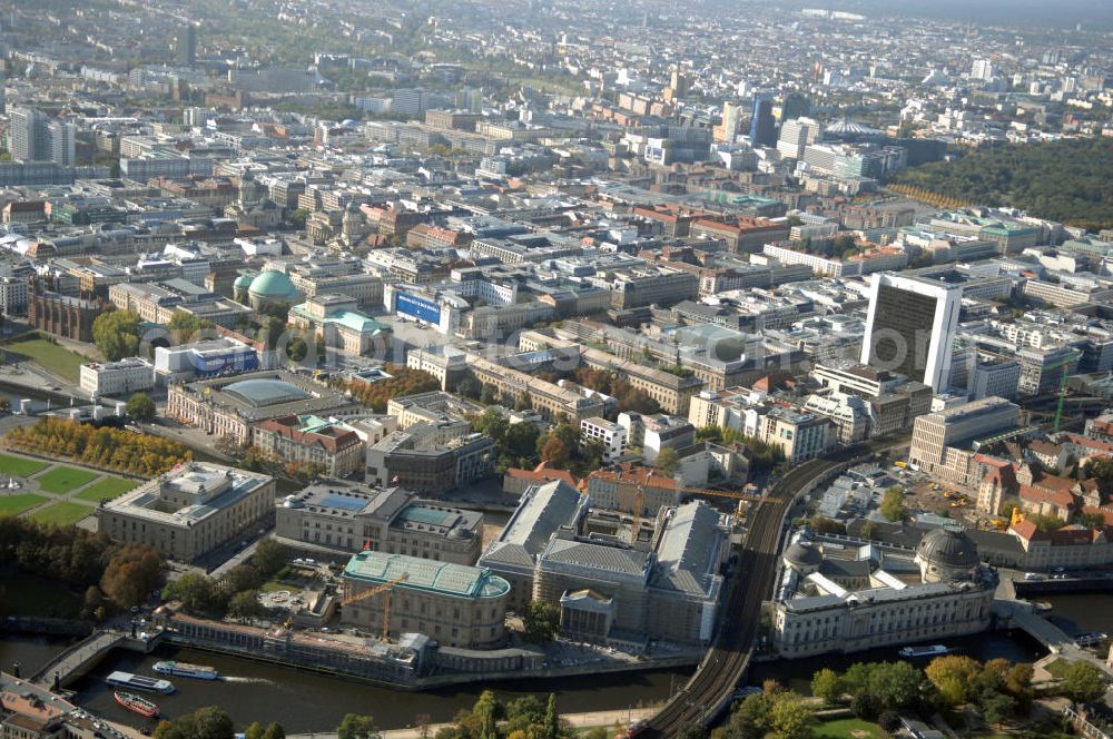 Aerial photograph Berlin - Blick auf die Berliner Museumsinsel. Die Berliner Museumsinsel ist die nördliche Spitze der Spreeinsel im Zentrum Berlins. Sie ist historisch die Keimzelle der Berliner Museumslandschaft und mit ihren Museen heute ein vielbesuchter touristischer Anlaufpunkt und einer der wichtigsten Museumskomplexe der Welt. Seit 1999 gehört die Museumsinsel als weltweit einzigartiges bauliches und kulturelles Ensemble dem Weltkulturerbe der UNESCO an.