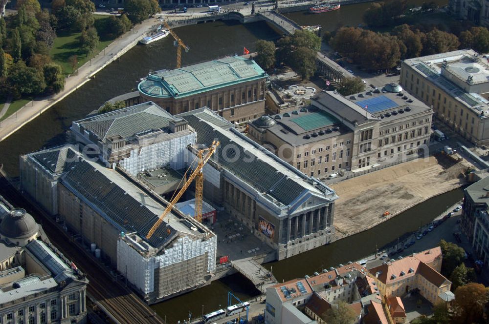 Berlin from above - Blick auf die Berliner Museumsinsel. Die Berliner Museumsinsel ist die nördliche Spitze der Spreeinsel im Zentrum Berlins. Sie ist historisch die Keimzelle der Berliner Museumslandschaft und mit ihren Museen heute ein vielbesuchter touristischer Anlaufpunkt und einer der wichtigsten Museumskomplexe der Welt. Seit 1999 gehört die Museumsinsel als weltweit einzigartiges bauliches und kulturelles Ensemble dem Weltkulturerbe der UNESCO an.