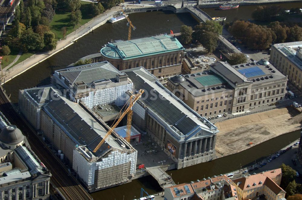 Berlin from the bird's eye view: Blick auf die Berliner Museumsinsel. Die Berliner Museumsinsel ist die nördliche Spitze der Spreeinsel im Zentrum Berlins. Sie ist historisch die Keimzelle der Berliner Museumslandschaft und mit ihren Museen heute ein vielbesuchter touristischer Anlaufpunkt und einer der wichtigsten Museumskomplexe der Welt. Seit 1999 gehört die Museumsinsel als weltweit einzigartiges bauliches und kulturelles Ensemble dem Weltkulturerbe der UNESCO an.