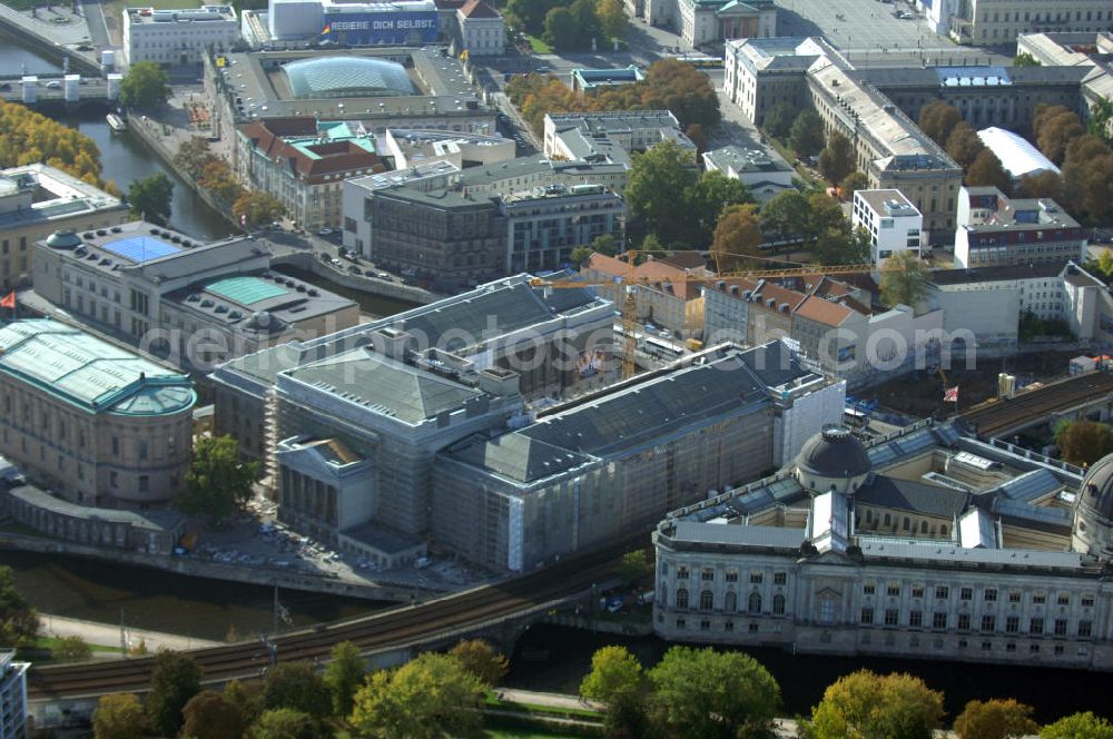 Aerial image Berlin - Blick auf die Berliner Museumsinsel. Die Berliner Museumsinsel ist die nördliche Spitze der Spreeinsel im Zentrum Berlins. Sie ist historisch die Keimzelle der Berliner Museumslandschaft und mit ihren Museen heute ein vielbesuchter touristischer Anlaufpunkt und einer der wichtigsten Museumskomplexe der Welt. Seit 1999 gehört die Museumsinsel als weltweit einzigartiges bauliches und kulturelles Ensemble dem Weltkulturerbe der UNESCO an.