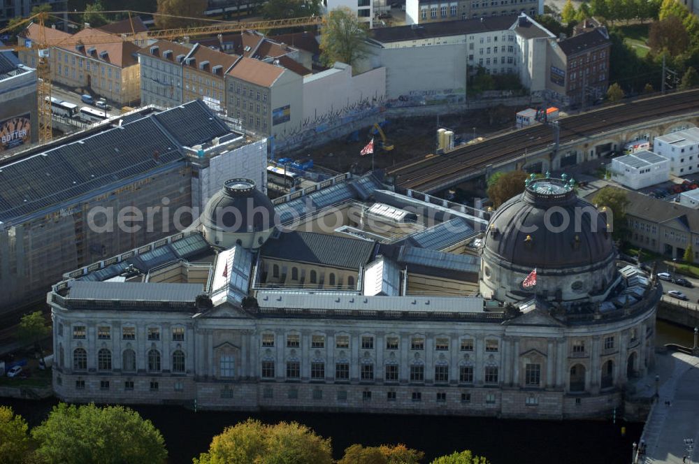 Aerial photograph Berlin - Blick auf die Berliner Museumsinsel. Die Berliner Museumsinsel ist die nördliche Spitze der Spreeinsel im Zentrum Berlins. Sie ist historisch die Keimzelle der Berliner Museumslandschaft und mit ihren Museen heute ein vielbesuchter touristischer Anlaufpunkt und einer der wichtigsten Museumskomplexe der Welt. Seit 1999 gehört die Museumsinsel als weltweit einzigartiges bauliches und kulturelles Ensemble dem Weltkulturerbe der UNESCO an.