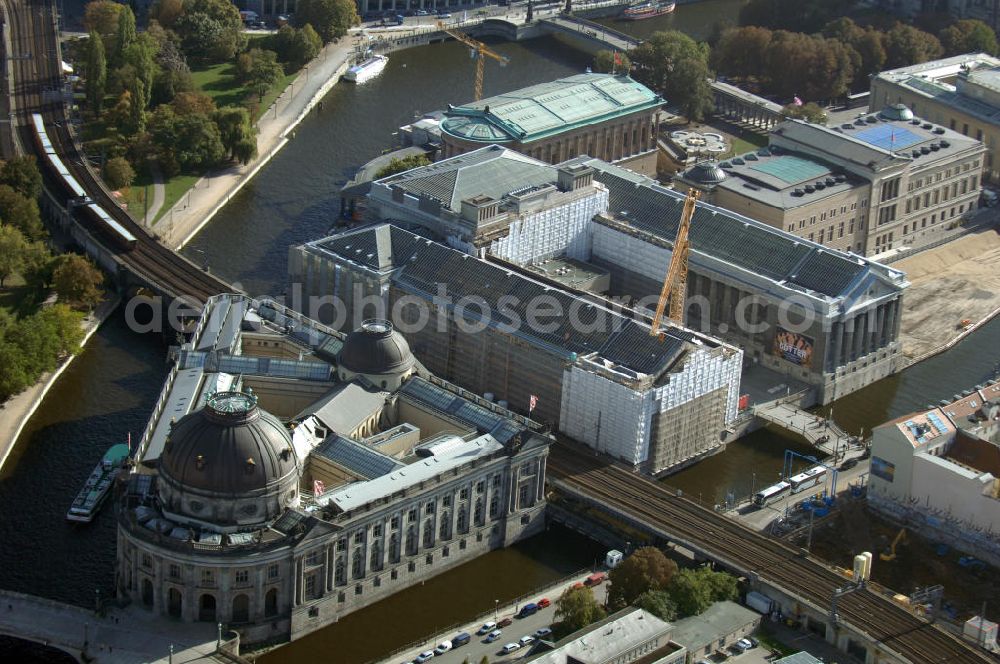 Berlin from above - Blick auf die Berliner Museumsinsel. Die Berliner Museumsinsel ist die nördliche Spitze der Spreeinsel im Zentrum Berlins. Sie ist historisch die Keimzelle der Berliner Museumslandschaft und mit ihren Museen heute ein vielbesuchter touristischer Anlaufpunkt und einer der wichtigsten Museumskomplexe der Welt. Seit 1999 gehört die Museumsinsel als weltweit einzigartiges bauliches und kulturelles Ensemble dem Weltkulturerbe der UNESCO an.