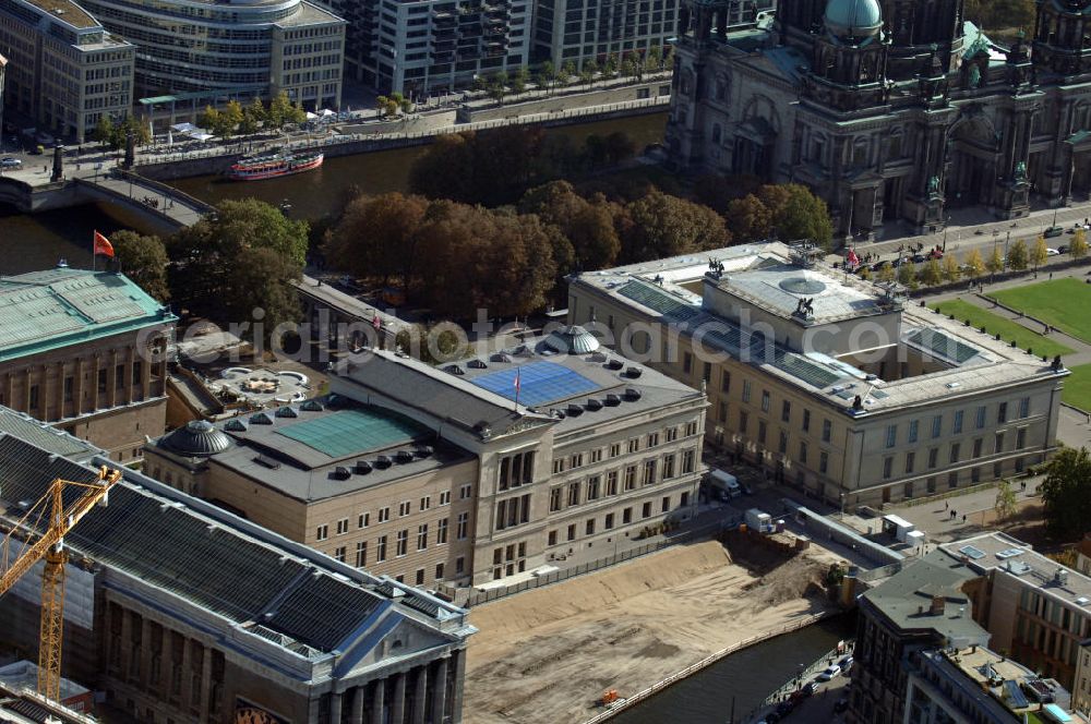 Berlin from the bird's eye view: Blick auf die Berliner Museumsinsel. Die Berliner Museumsinsel ist die nördliche Spitze der Spreeinsel im Zentrum Berlins. Sie ist historisch die Keimzelle der Berliner Museumslandschaft und mit ihren Museen heute ein vielbesuchter touristischer Anlaufpunkt und einer der wichtigsten Museumskomplexe der Welt. Seit 1999 gehört die Museumsinsel als weltweit einzigartiges bauliches und kulturelles Ensemble dem Weltkulturerbe der UNESCO an.