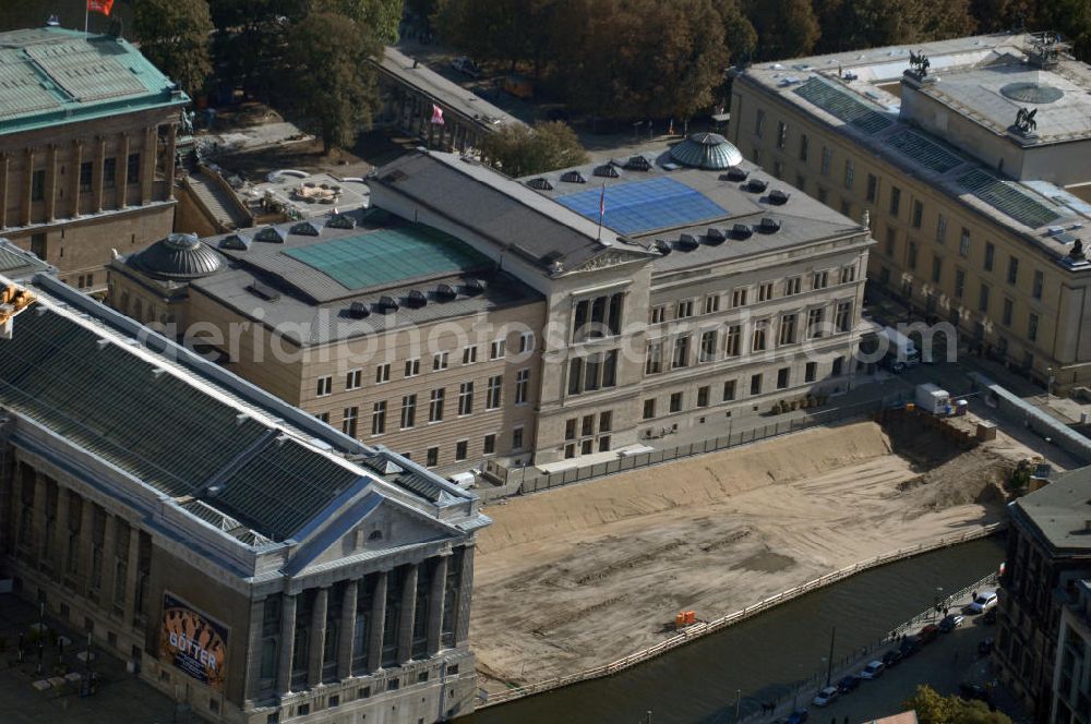 Aerial image Berlin - Blick auf die Berliner Museumsinsel. Die Berliner Museumsinsel ist die nördliche Spitze der Spreeinsel im Zentrum Berlins. Sie ist historisch die Keimzelle der Berliner Museumslandschaft und mit ihren Museen heute ein vielbesuchter touristischer Anlaufpunkt und einer der wichtigsten Museumskomplexe der Welt. Seit 1999 gehört die Museumsinsel als weltweit einzigartiges bauliches und kulturelles Ensemble dem Weltkulturerbe der UNESCO an.