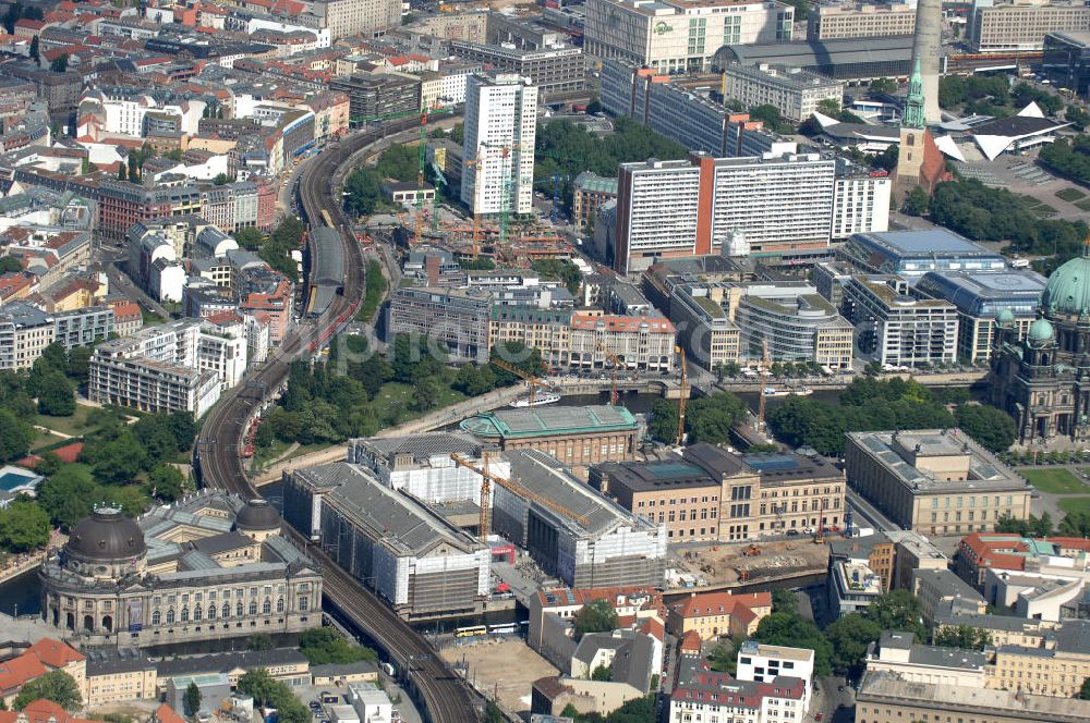 Aerial photograph Berlin - Blick auf die Berliner Museumsinsel. Die Berliner Museumsinsel ist die nördliche Spitze der Spreeinsel im Zentrum Berlins. Sie ist historisch die Keimzelle der Berliner Museumslandschaft und mit ihren Museen heute ein vielbesuchter touristischer Anlaufpunkt und einer der wichtigsten Museumskomplexe der Welt. Seit 1999 gehört die Museumsinsel als weltweit einzigartiges bauliches und kulturelles Ensemble dem Weltkulturerbe der UNESCO an.