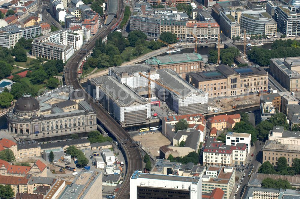 Berlin from above - Blick auf die Berliner Museumsinsel. Die Berliner Museumsinsel ist die nördliche Spitze der Spreeinsel im Zentrum Berlins. Sie ist historisch die Keimzelle der Berliner Museumslandschaft und mit ihren Museen heute ein vielbesuchter touristischer Anlaufpunkt und einer der wichtigsten Museumskomplexe der Welt. Seit 1999 gehört die Museumsinsel als weltweit einzigartiges bauliches und kulturelles Ensemble dem Weltkulturerbe der UNESCO an.