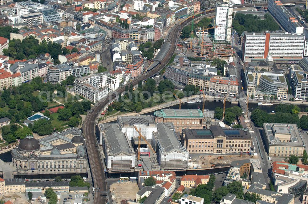 Berlin from the bird's eye view: Blick auf die Berliner Museumsinsel. Die Berliner Museumsinsel ist die nördliche Spitze der Spreeinsel im Zentrum Berlins. Sie ist historisch die Keimzelle der Berliner Museumslandschaft und mit ihren Museen heute ein vielbesuchter touristischer Anlaufpunkt und einer der wichtigsten Museumskomplexe der Welt. Seit 1999 gehört die Museumsinsel als weltweit einzigartiges bauliches und kulturelles Ensemble dem Weltkulturerbe der UNESCO an.