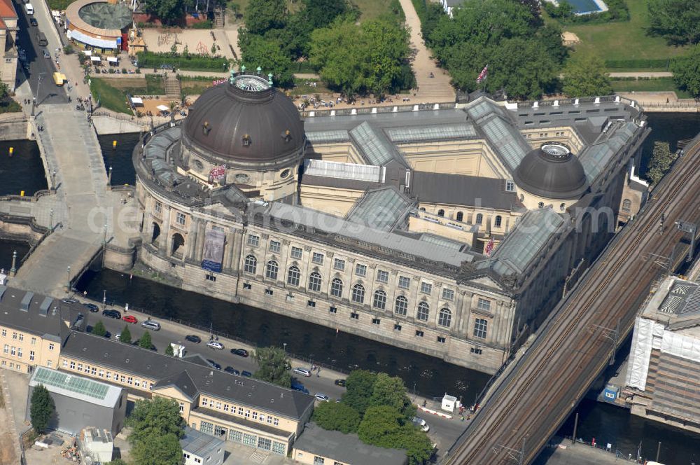 Aerial image Berlin - Blick auf die Berliner Museumsinsel. Die Berliner Museumsinsel ist die nördliche Spitze der Spreeinsel im Zentrum Berlins. Sie ist historisch die Keimzelle der Berliner Museumslandschaft und mit ihren Museen heute ein vielbesuchter touristischer Anlaufpunkt und einer der wichtigsten Museumskomplexe der Welt. Seit 1999 gehört die Museumsinsel als weltweit einzigartiges bauliches und kulturelles Ensemble dem Weltkulturerbe der UNESCO an.