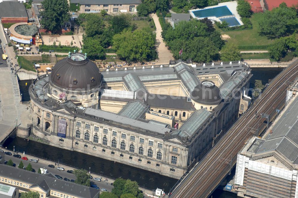 Aerial photograph Berlin - Blick auf die Berliner Museumsinsel. Die Berliner Museumsinsel ist die nördliche Spitze der Spreeinsel im Zentrum Berlins. Sie ist historisch die Keimzelle der Berliner Museumslandschaft und mit ihren Museen heute ein vielbesuchter touristischer Anlaufpunkt und einer der wichtigsten Museumskomplexe der Welt. Seit 1999 gehört die Museumsinsel als weltweit einzigartiges bauliches und kulturelles Ensemble dem Weltkulturerbe der UNESCO an.