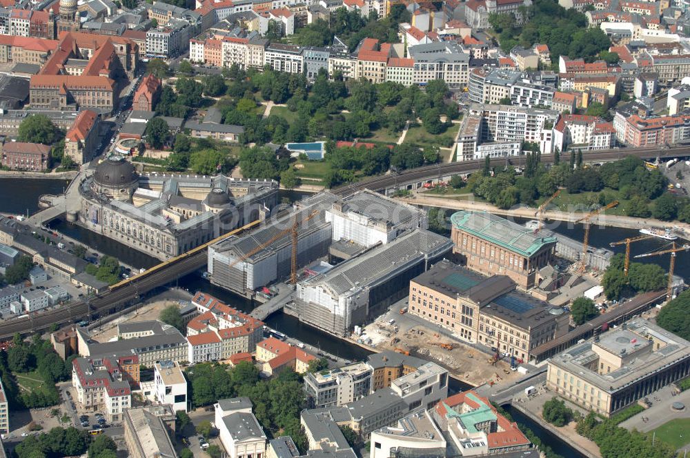 Berlin from above - Blick auf die Berliner Museumsinsel. Die Berliner Museumsinsel ist die nördliche Spitze der Spreeinsel im Zentrum Berlins. Sie ist historisch die Keimzelle der Berliner Museumslandschaft und mit ihren Museen heute ein vielbesuchter touristischer Anlaufpunkt und einer der wichtigsten Museumskomplexe der Welt. Seit 1999 gehört die Museumsinsel als weltweit einzigartiges bauliches und kulturelles Ensemble dem Weltkulturerbe der UNESCO an.