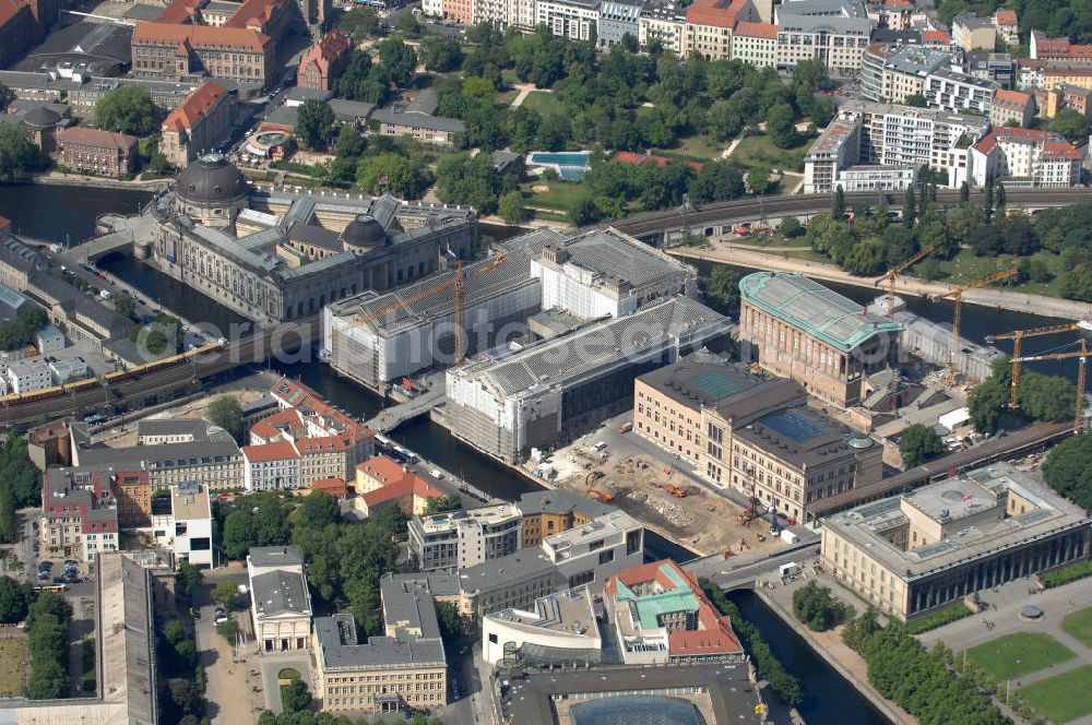 Berlin from the bird's eye view: Blick auf die Berliner Museumsinsel. Die Berliner Museumsinsel ist die nördliche Spitze der Spreeinsel im Zentrum Berlins. Sie ist historisch die Keimzelle der Berliner Museumslandschaft und mit ihren Museen heute ein vielbesuchter touristischer Anlaufpunkt und einer der wichtigsten Museumskomplexe der Welt. Seit 1999 gehört die Museumsinsel als weltweit einzigartiges bauliches und kulturelles Ensemble dem Weltkulturerbe der UNESCO an.