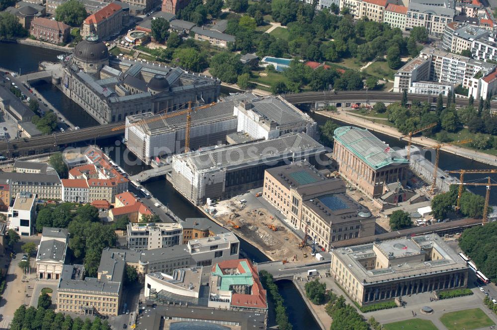 Aerial image Berlin - Blick auf die Berliner Museumsinsel. Die Berliner Museumsinsel ist die nördliche Spitze der Spreeinsel im Zentrum Berlins. Sie ist historisch die Keimzelle der Berliner Museumslandschaft und mit ihren Museen heute ein vielbesuchter touristischer Anlaufpunkt und einer der wichtigsten Museumskomplexe der Welt. Seit 1999 gehört die Museumsinsel als weltweit einzigartiges bauliches und kulturelles Ensemble dem Weltkulturerbe der UNESCO an.