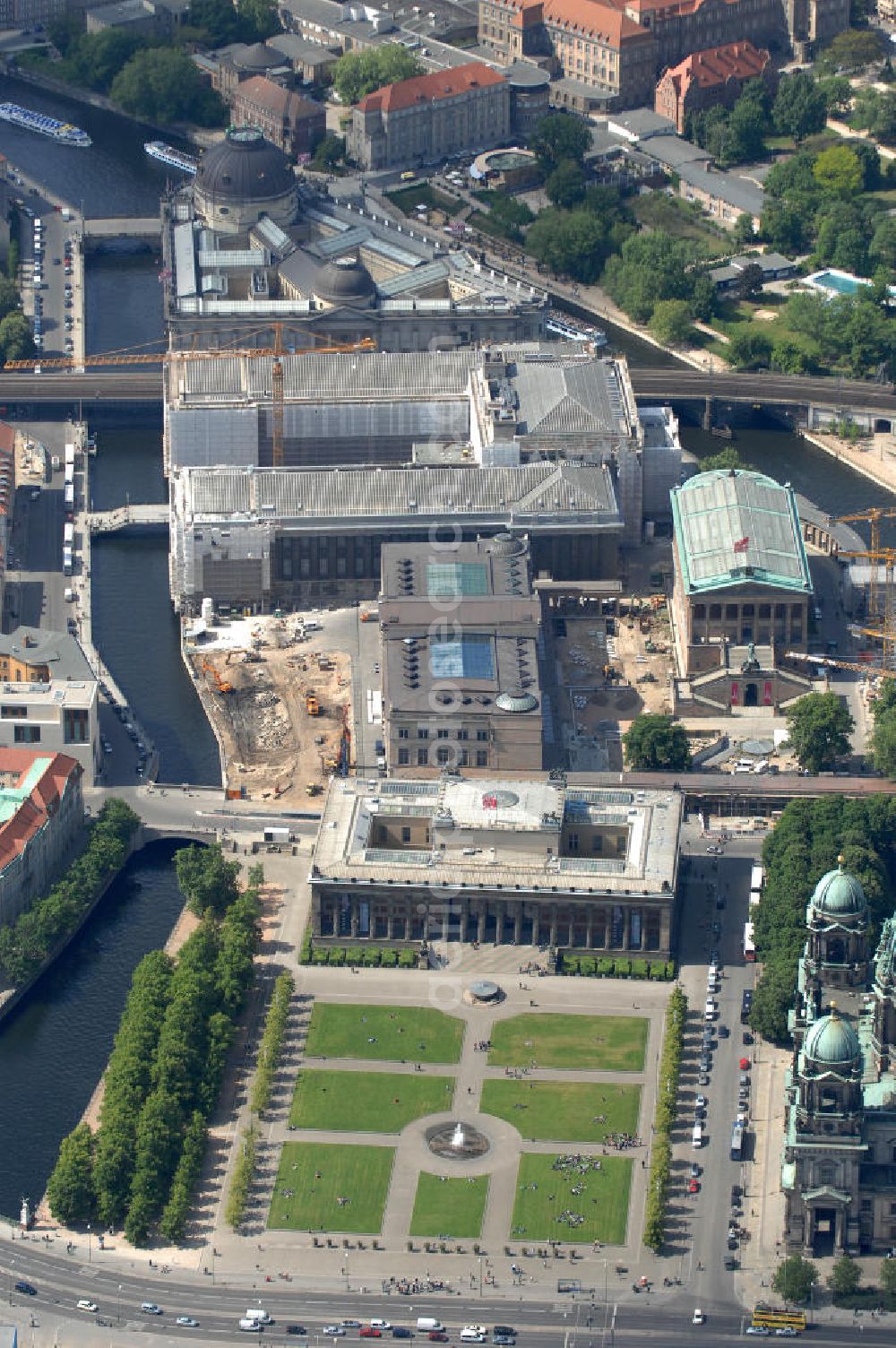 Aerial photograph Berlin - Blick auf die Berliner Museumsinsel. Die Berliner Museumsinsel ist die nördliche Spitze der Spreeinsel im Zentrum Berlins. Sie ist historisch die Keimzelle der Berliner Museumslandschaft und mit ihren Museen heute ein vielbesuchter touristischer Anlaufpunkt und einer der wichtigsten Museumskomplexe der Welt. Seit 1999 gehört die Museumsinsel als weltweit einzigartiges bauliches und kulturelles Ensemble dem Weltkulturerbe der UNESCO an.