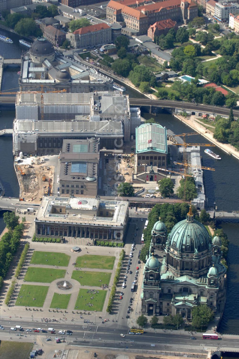 Berlin from above - Blick auf die Berliner Museumsinsel. Die Berliner Museumsinsel ist die nördliche Spitze der Spreeinsel im Zentrum Berlins. Sie ist historisch die Keimzelle der Berliner Museumslandschaft und mit ihren Museen heute ein vielbesuchter touristischer Anlaufpunkt und einer der wichtigsten Museumskomplexe der Welt. Seit 1999 gehört die Museumsinsel als weltweit einzigartiges bauliches und kulturelles Ensemble dem Weltkulturerbe der UNESCO an.