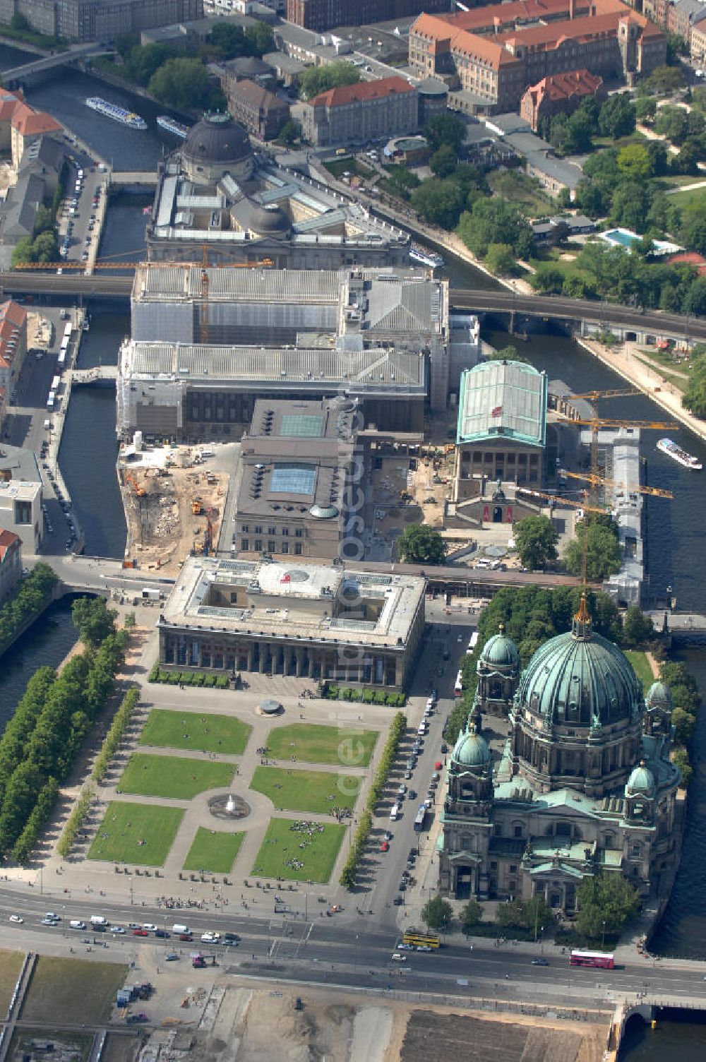 Berlin from the bird's eye view: Blick auf die Berliner Museumsinsel. Die Berliner Museumsinsel ist die nördliche Spitze der Spreeinsel im Zentrum Berlins. Sie ist historisch die Keimzelle der Berliner Museumslandschaft und mit ihren Museen heute ein vielbesuchter touristischer Anlaufpunkt und einer der wichtigsten Museumskomplexe der Welt. Seit 1999 gehört die Museumsinsel als weltweit einzigartiges bauliches und kulturelles Ensemble dem Weltkulturerbe der UNESCO an.