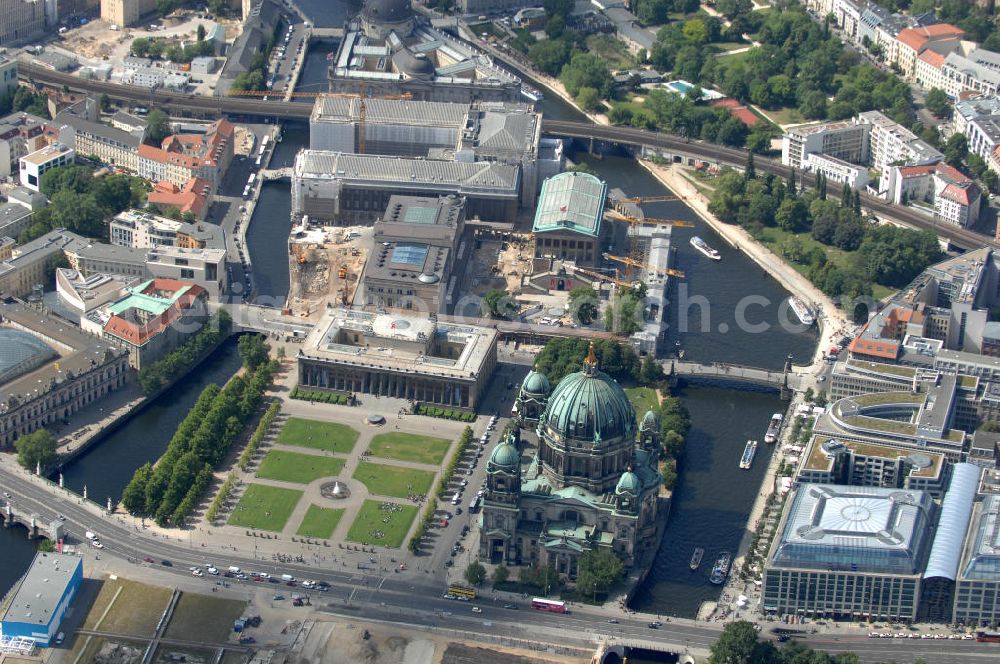 Aerial image Berlin - Blick auf die Berliner Museumsinsel. Die Berliner Museumsinsel ist die nördliche Spitze der Spreeinsel im Zentrum Berlins. Sie ist historisch die Keimzelle der Berliner Museumslandschaft und mit ihren Museen heute ein vielbesuchter touristischer Anlaufpunkt und einer der wichtigsten Museumskomplexe der Welt. Seit 1999 gehört die Museumsinsel als weltweit einzigartiges bauliches und kulturelles Ensemble dem Weltkulturerbe der UNESCO an.