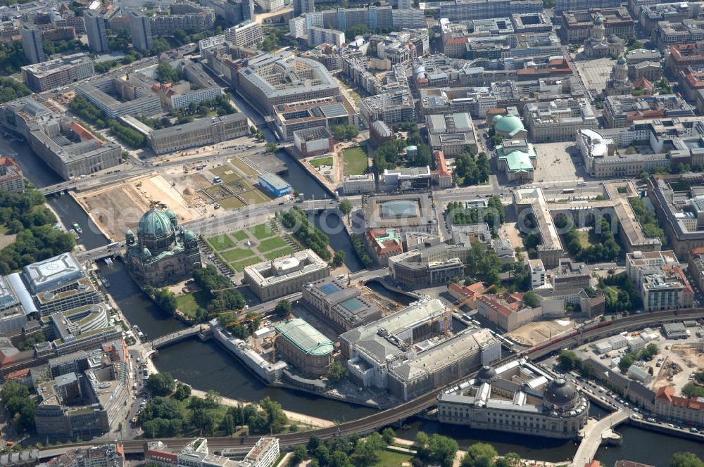 Aerial photograph Berlin - Blick auf die Berliner Museumsinsel. Die Berliner Museumsinsel ist die nördliche Spitze der Spreeinsel im Zentrum Berlins. Sie ist historisch die Keimzelle der Berliner Museumslandschaft und mit ihren Museen heute ein vielbesuchter touristischer Anlaufpunkt und einer der wichtigsten Museumskomplexe der Welt. Seit 1999 gehört die Museumsinsel als weltweit einzigartiges bauliches und kulturelles Ensemble dem Weltkulturerbe der UNESCO an.