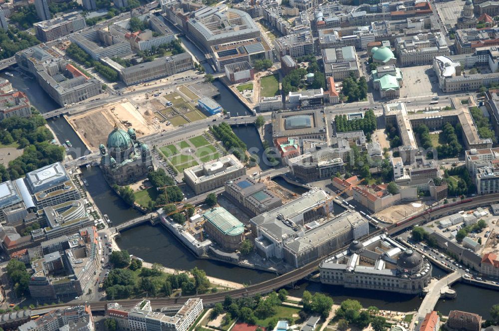 Berlin from above - Blick auf die Berliner Museumsinsel. Die Berliner Museumsinsel ist die nördliche Spitze der Spreeinsel im Zentrum Berlins. Sie ist historisch die Keimzelle der Berliner Museumslandschaft und mit ihren Museen heute ein vielbesuchter touristischer Anlaufpunkt und einer der wichtigsten Museumskomplexe der Welt. Seit 1999 gehört die Museumsinsel als weltweit einzigartiges bauliches und kulturelles Ensemble dem Weltkulturerbe der UNESCO an.