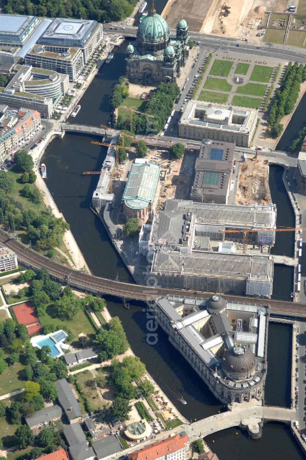 Berlin from the bird's eye view: Blick auf die Berliner Museumsinsel. Die Berliner Museumsinsel ist die nördliche Spitze der Spreeinsel im Zentrum Berlins. Sie ist historisch die Keimzelle der Berliner Museumslandschaft und mit ihren Museen heute ein vielbesuchter touristischer Anlaufpunkt und einer der wichtigsten Museumskomplexe der Welt. Seit 1999 gehört die Museumsinsel als weltweit einzigartiges bauliches und kulturelles Ensemble dem Weltkulturerbe der UNESCO an.