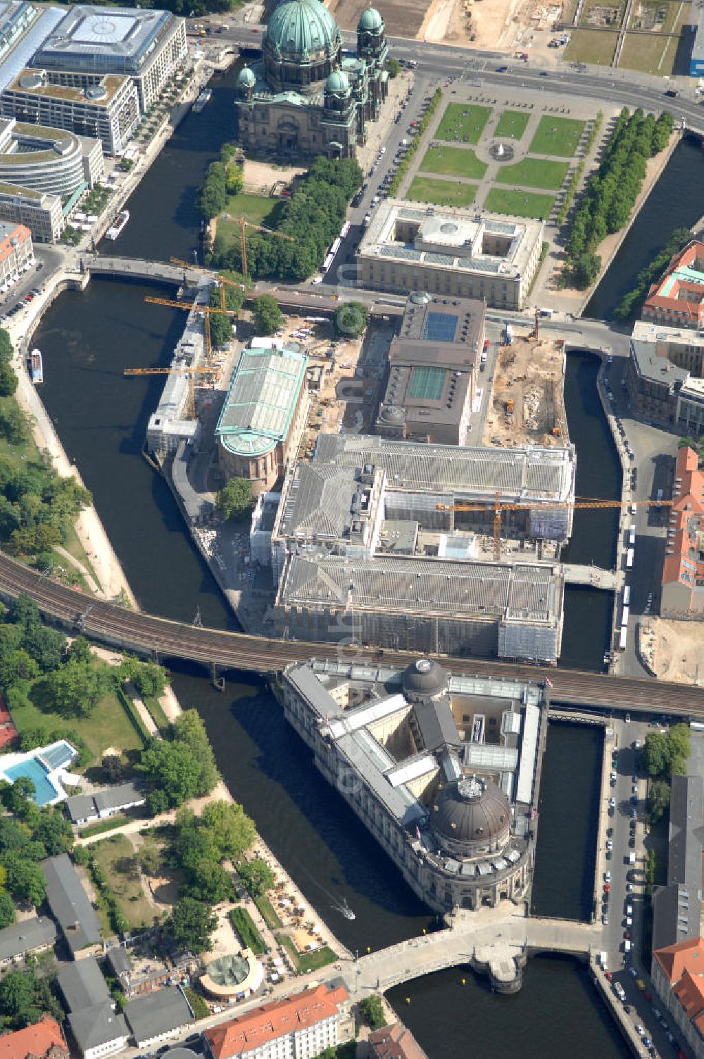 Aerial image Berlin - Blick auf die Berliner Museumsinsel. Die Berliner Museumsinsel ist die nördliche Spitze der Spreeinsel im Zentrum Berlins. Sie ist historisch die Keimzelle der Berliner Museumslandschaft und mit ihren Museen heute ein vielbesuchter touristischer Anlaufpunkt und einer der wichtigsten Museumskomplexe der Welt. Seit 1999 gehört die Museumsinsel als weltweit einzigartiges bauliches und kulturelles Ensemble dem Weltkulturerbe der UNESCO an.