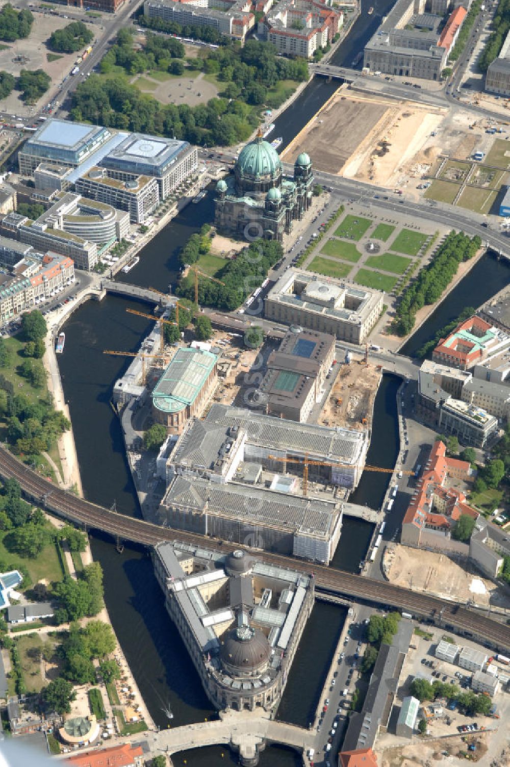 Aerial photograph Berlin - Blick auf die Berliner Museumsinsel. Die Berliner Museumsinsel ist die nördliche Spitze der Spreeinsel im Zentrum Berlins. Sie ist historisch die Keimzelle der Berliner Museumslandschaft und mit ihren Museen heute ein vielbesuchter touristischer Anlaufpunkt und einer der wichtigsten Museumskomplexe der Welt. Seit 1999 gehört die Museumsinsel als weltweit einzigartiges bauliches und kulturelles Ensemble dem Weltkulturerbe der UNESCO an.