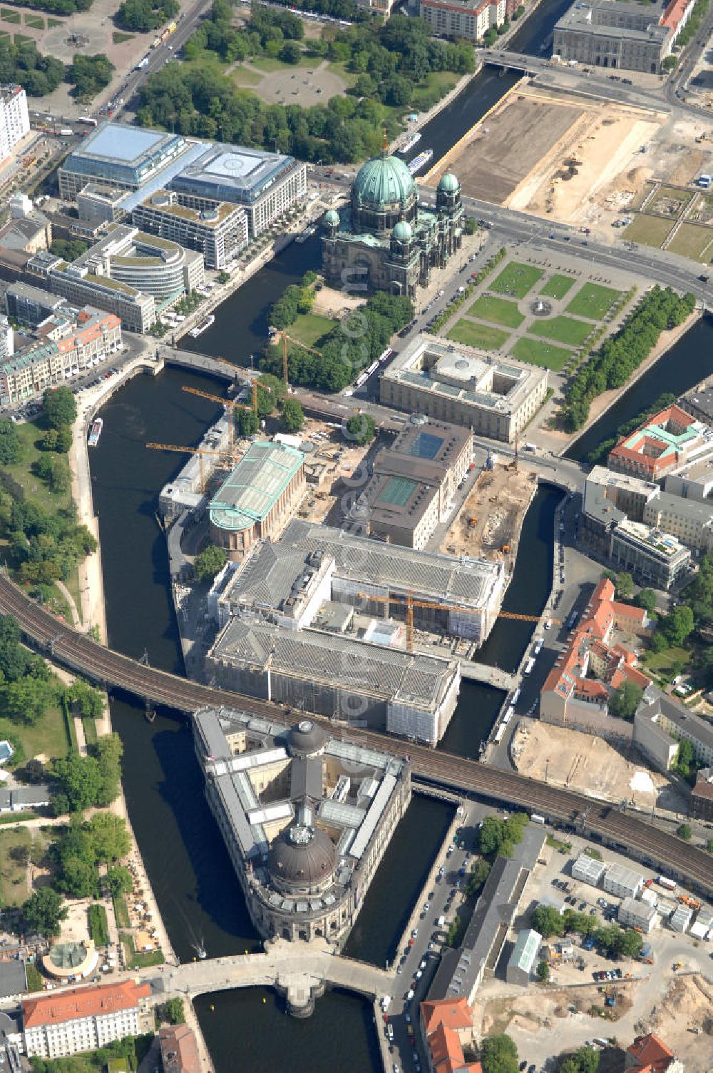 Berlin from above - Blick auf die Berliner Museumsinsel. Die Berliner Museumsinsel ist die nördliche Spitze der Spreeinsel im Zentrum Berlins. Sie ist historisch die Keimzelle der Berliner Museumslandschaft und mit ihren Museen heute ein vielbesuchter touristischer Anlaufpunkt und einer der wichtigsten Museumskomplexe der Welt. Seit 1999 gehört die Museumsinsel als weltweit einzigartiges bauliches und kulturelles Ensemble dem Weltkulturerbe der UNESCO an.