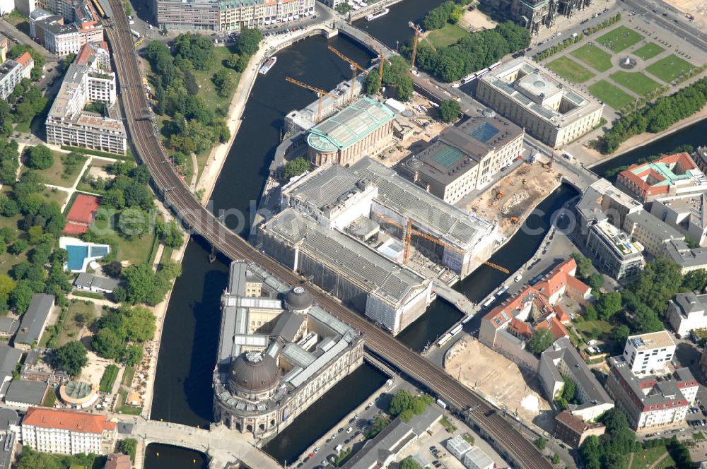 Berlin from the bird's eye view: Blick auf die Berliner Museumsinsel. Die Berliner Museumsinsel ist die nördliche Spitze der Spreeinsel im Zentrum Berlins. Sie ist historisch die Keimzelle der Berliner Museumslandschaft und mit ihren Museen heute ein vielbesuchter touristischer Anlaufpunkt und einer der wichtigsten Museumskomplexe der Welt. Seit 1999 gehört die Museumsinsel als weltweit einzigartiges bauliches und kulturelles Ensemble dem Weltkulturerbe der UNESCO an.